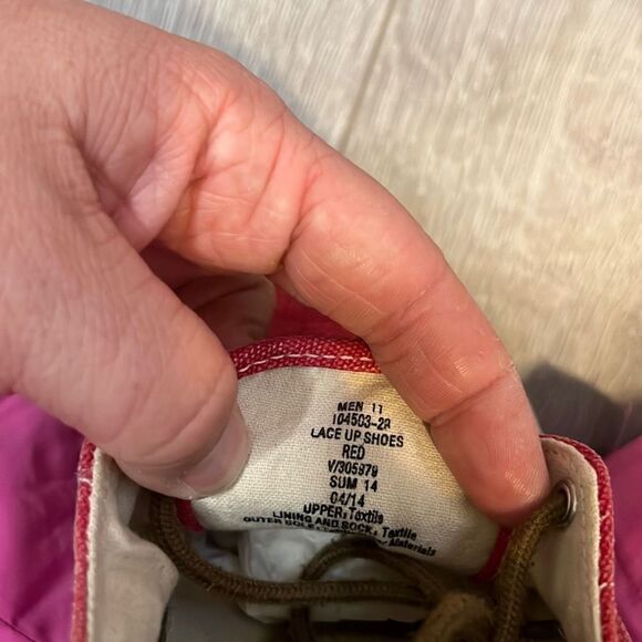 Old Navy Mens Red Sneaker Shoe Size 11 Gently Used - Picture 3 of 6